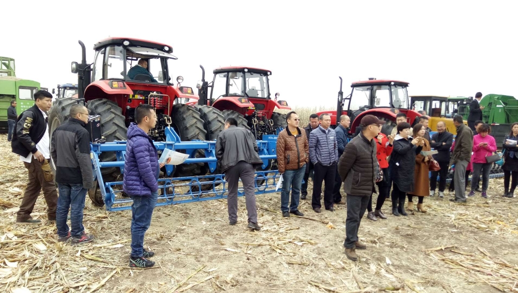 平博国三大型拖沓机在黑龙江省深松深耕现场演示会上大放异彩